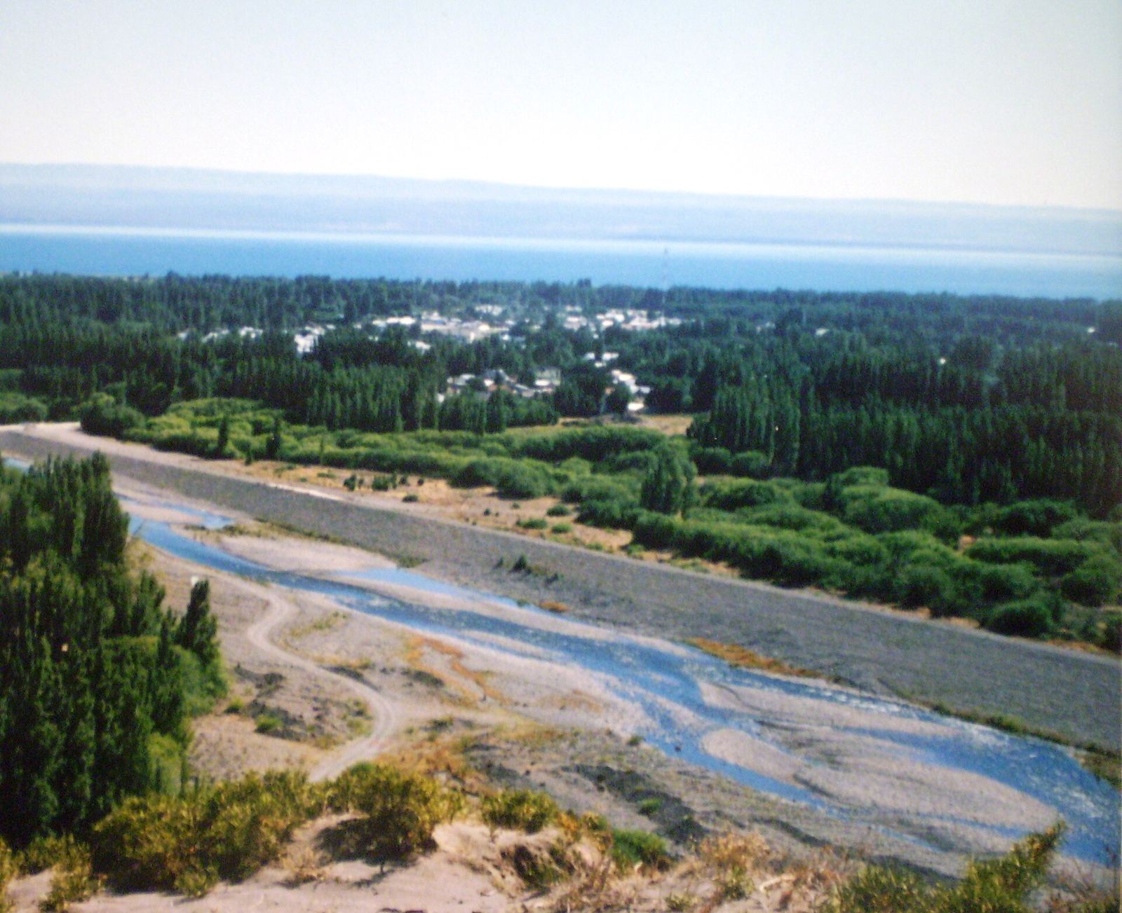 View of Los Antiguos from the lookout, with Lake Buenos Aires in the background
