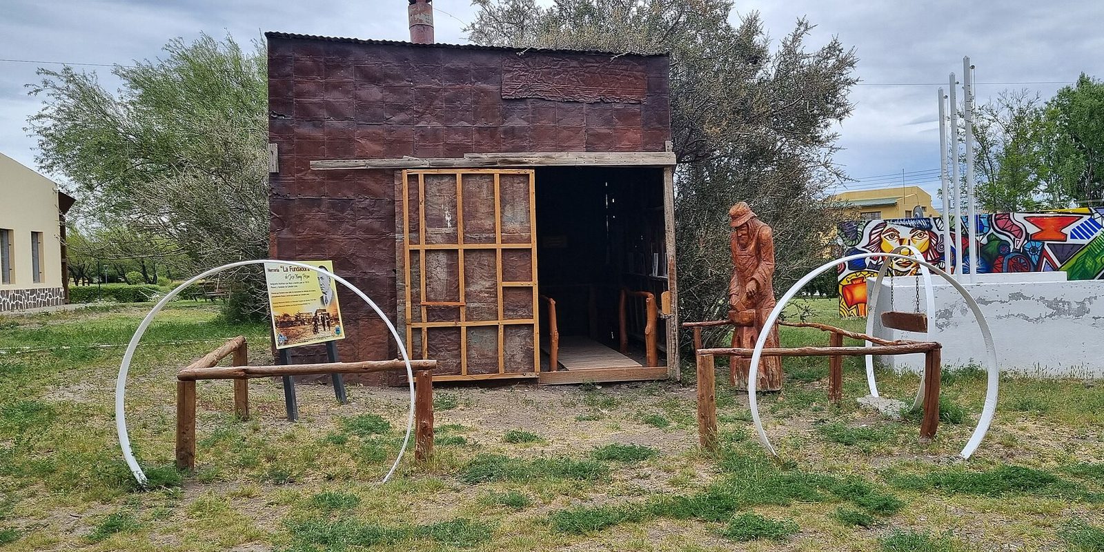 Replica of the founding blacksmith's shop in Gobernador Gregores