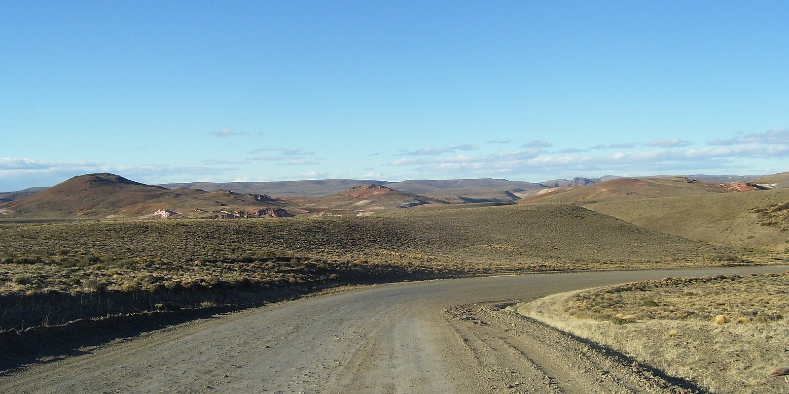 Trecho de cascalho da Ruta Nacional 40 na estepe de Santa Cruz